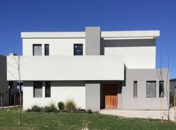 Casa de 8 ambientes, Pilar · Casa Barrio San Pablo Pilar 5 Cuartos