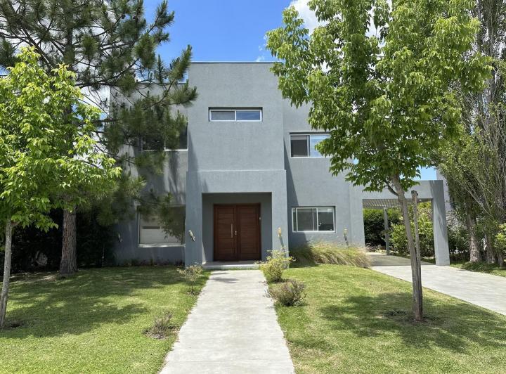 Casa · 220m² · 6 Ambientes · 1 Cochera