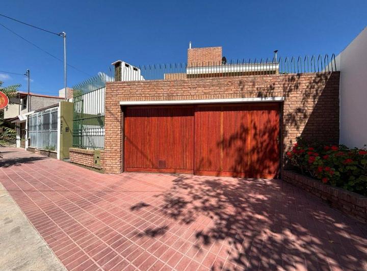 Casa · 222m² · 12 Ambientes · 2 Cocheras