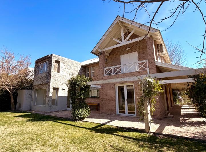 Casa · 300m² · 4 Ambientes · 2 Cocheras