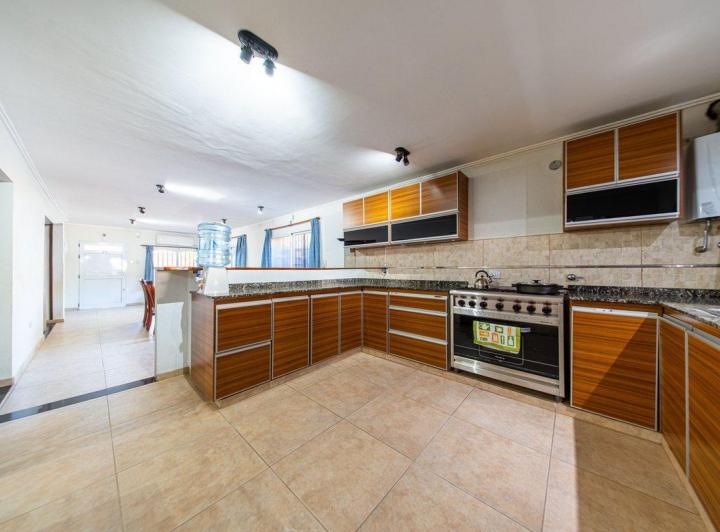 Casa · 160m² · 6 Ambientes · 1 Cochera