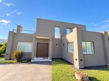 Casa · 186m² · 5 Ambientes · 2 Cocheras · Venta Casa C/hab Pcipal Abajo en Ayres Plaza Pilar