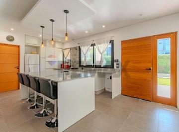 Casa · 243m² · 6 Ambientes · 1 Cochera · Venta Casa con Jardin y Pileta en La Josefina