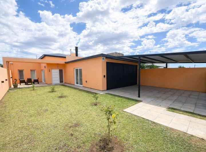 Quinta vacacional · 214m² · 2 Dormitorios · 4 Cocheras