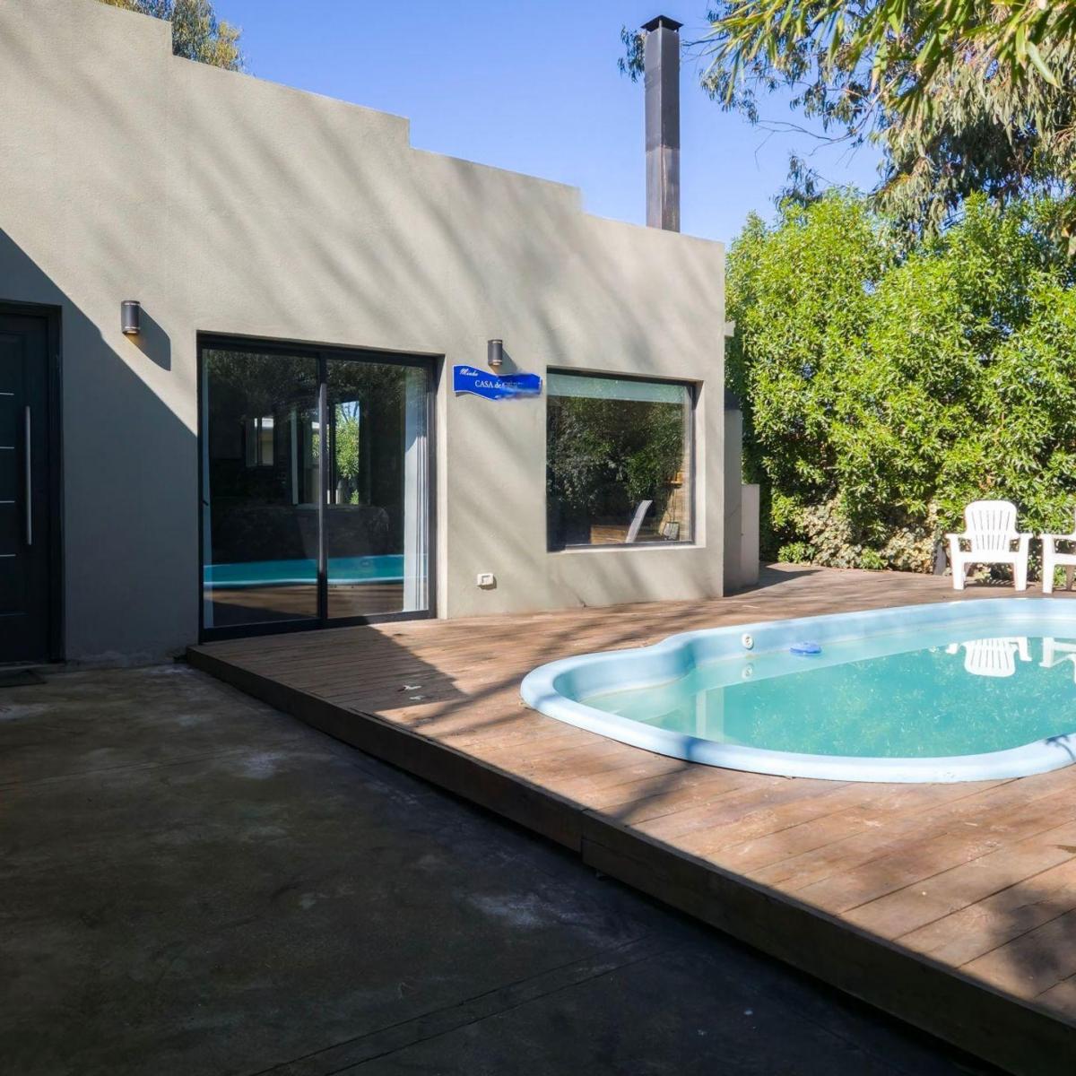 Casa de diseño con pileta y deck en Los Acantilados
