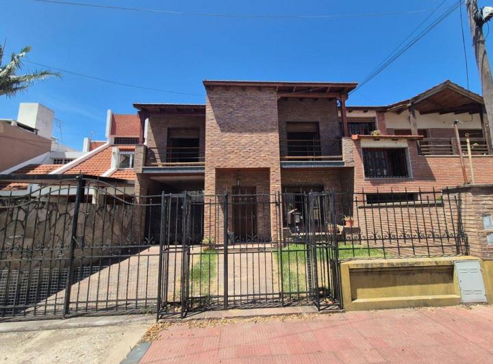 Casa · 200m² · 8 Ambientes · 2 Cocheras