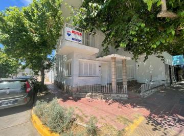 Casa · 135m² · 8 Ambientes · 1 Cochera · Remax Vende Casa en Zona de Tribunales Mendoza