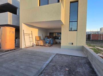 Casa · 177m² · 3 Dormitorios · 1 Cochera · Nobu Town - Amplio Dúplex! 3 Dorm, 3 Baños, Cochera!