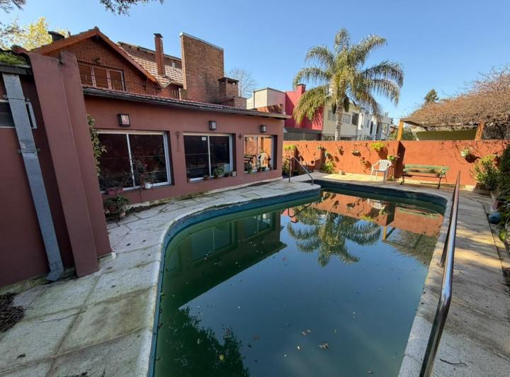 Casa · 300m² · 6 Ambientes · 2 Cocheras