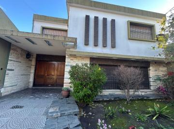 Casa · 200m² · 4 Ambientes · 2 Cocheras · Casa 4 Amb con Patio, Pileta, Quincho, Cochera Cub y Cochera Desc. en San Martin