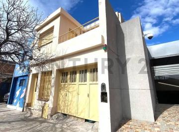 Casa · 132m² · 5 Ambientes · 2 Cocheras · Oportunidad Propiedad de Uso Mixto con Potencial Comercial en Zona Centrica