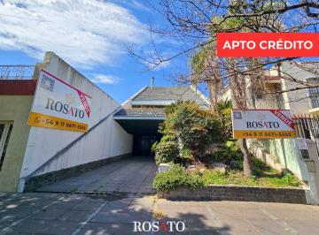 Casa · 333m² · 6 Ambientes · 3 Cocheras · Venta Casa de 6 Ambientes en 3 Plantas con Jardín, Parrilla y Garaje en Villa Lugano - Apto Crédito