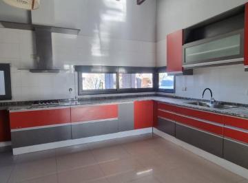 Casa de 5 ambientes, Villa Nueva · Alquiler en B° La Bajada, Villa Nueva