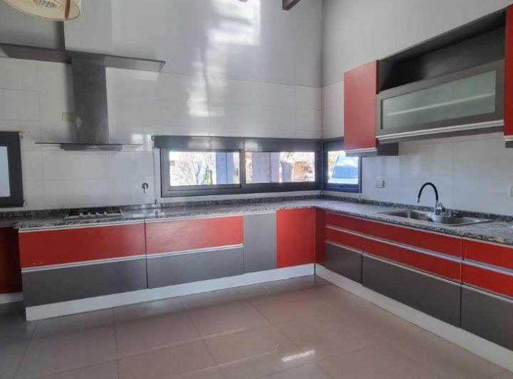 Casa · 150m² · 5 Ambientes · 2 Cocheras