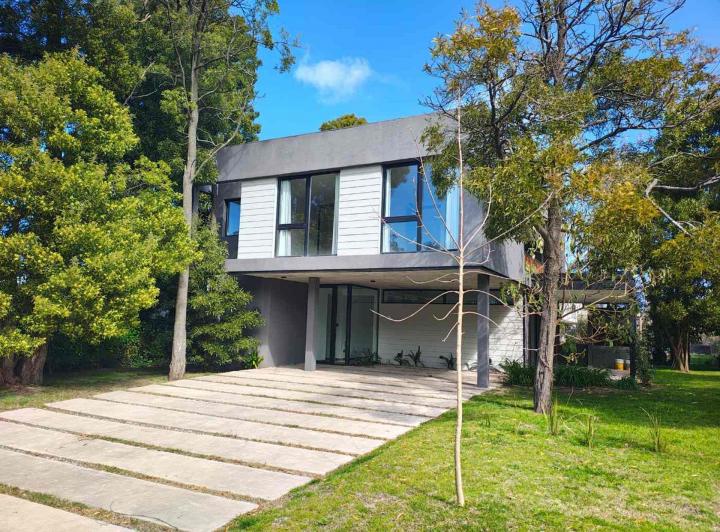 Casa · 200m² · 4 Ambientes · 2 Cocheras