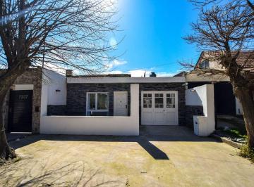 PH · 80m² · 3 Ambientes · 1 Cochera · Venta Casa PH con Garage y Patio - Caisamar