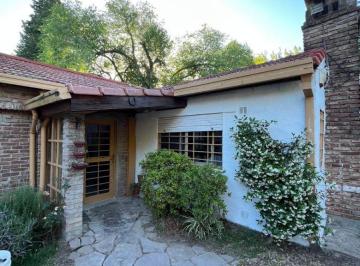 Casa de 6 ambientes, La Plata · Casa en Villa Elisa con Parque, Pileta Techada y Quincho en Venta.