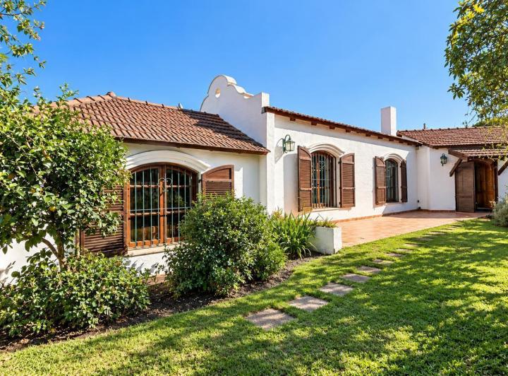Casa · 300m² · 4 Ambientes · 2 Cocheras