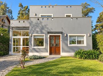 Casa · 160m² · 5 Ambientes · 1 Cochera · Casa en Alquiler Banco Provincia 3 Dorm. - 1 Lote