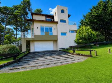 Casa · 341m² · 7 Ambientes · 1 Cochera · Casa Moderna a La Venta en Mar Azul