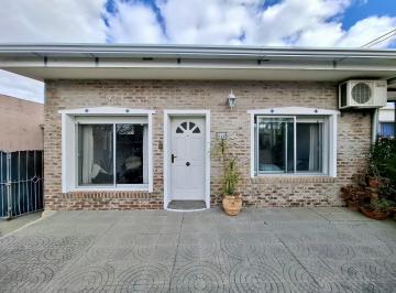 Casa · 400m² · 6 Ambientes · 2 Cocheras · Venta de Casa de 2 Dorm. con Apartamento Al Fondo en Colonia del Sacramento