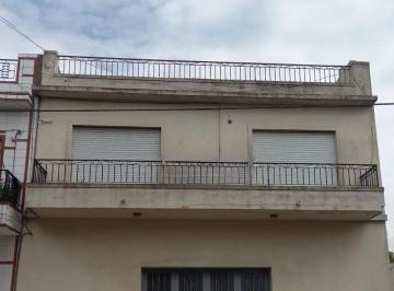 Casa · 240m² · 4 Ambientes · 6 Cocheras · Venta Casa Piñeyro con Galpon, Gran Potencial