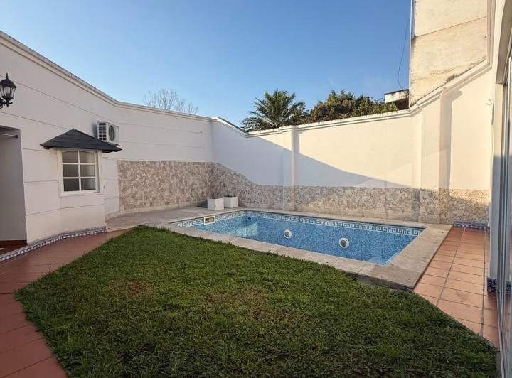 Casa · 200m² · 4 Ambientes · 2 Cocheras