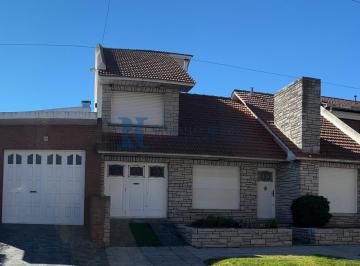 Casa · 152m² · 4 Ambientes · 1 Cochera · Venta Chalet 4 Amb. con Gareje, Quincho y Patio + Garaje Multiple/galpon Independiente - Elcano 4060
