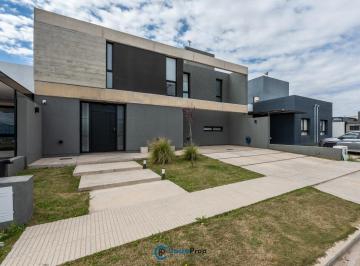 Casa · 162m² · 4 Ambientes · 4 Cocheras · Rincones de Manantiales * Casa 3 Dorm., El Hogar Para Tu Familia