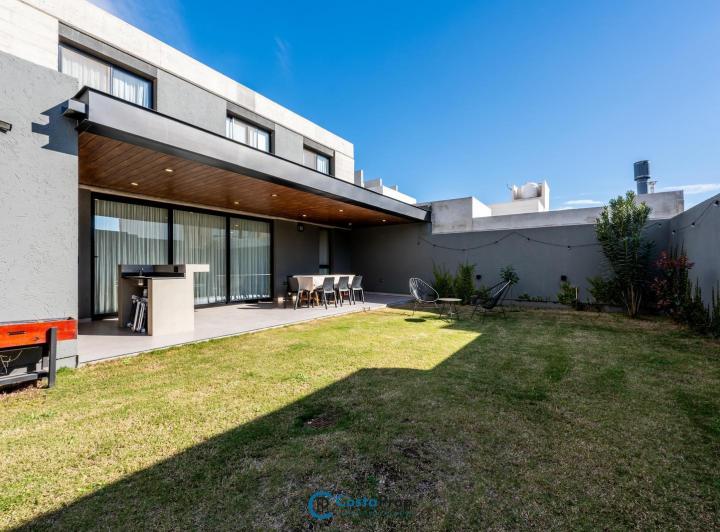 Casa · 160m² · 4 Ambientes · 4 Cocheras