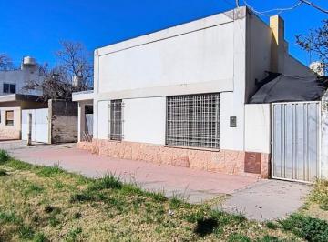 Casa · 100m² · 5 Ambientes · 1 Cochera · Casa 3 Dorm. con Cochera y Patio a 3 Cuadras de Av Mitre