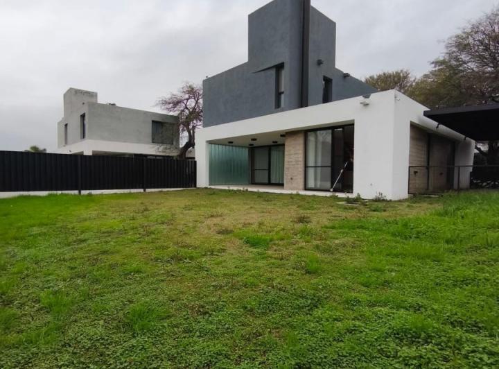 Casa · 200m² · 3 Dormitorios · 2 Cocheras