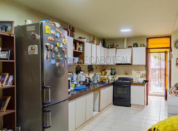 Casa · 192m² · 6 Ambientes · Venta Casa Santa Genoveva 3 Dorm.
