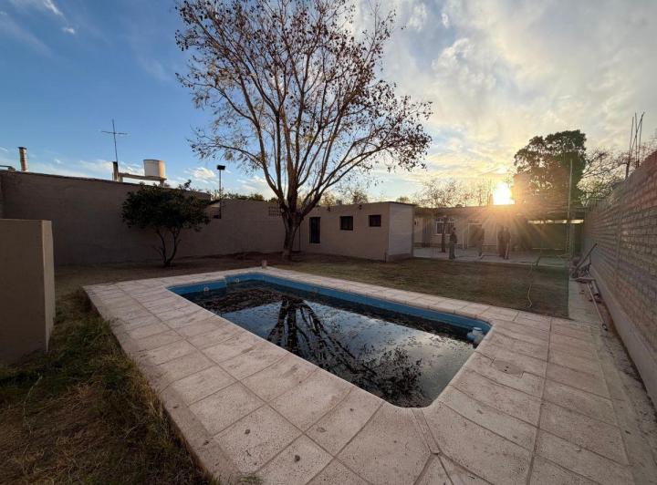 Casa · 202m² · 7 Ambientes · 3 Cocheras