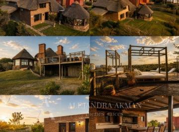 Casa · 75m² · 5 Ambientes · 1 Cochera · Casa Chalet en Alquiler en El Chorro, Punta del Este, Punta del Este / Maldonado