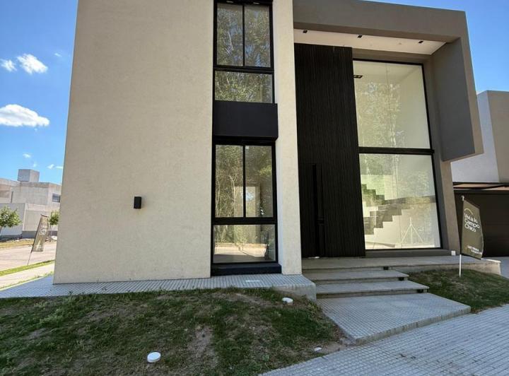Casa · 160m² · 4 Dormitorios · 2 Cocheras
