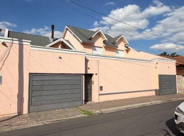 Casa de 6 ambientes, La Matanza · Casa de Categoría 475 m² con Gran Parque, Pileta Climatizada y Quincho Independiente en Ramos Mejía