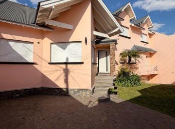 Casa de 6 ambientes, La Matanza · Casa de Categoría 475 m² con Gran Parque, Pileta Climatizada y Quincho Independiente en Ramos Mejía