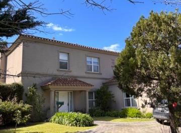 Casa de 8 ambientes, Berazategui · Abril Club de Campo - Inmejorable Vista Al Golf
