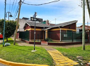 Casa · 125m² · 3 Ambientes · Casa de Lote Propio en Venta Esquina con Doble Jardín, apto Crédito, Carapachay, Vicente Lopez