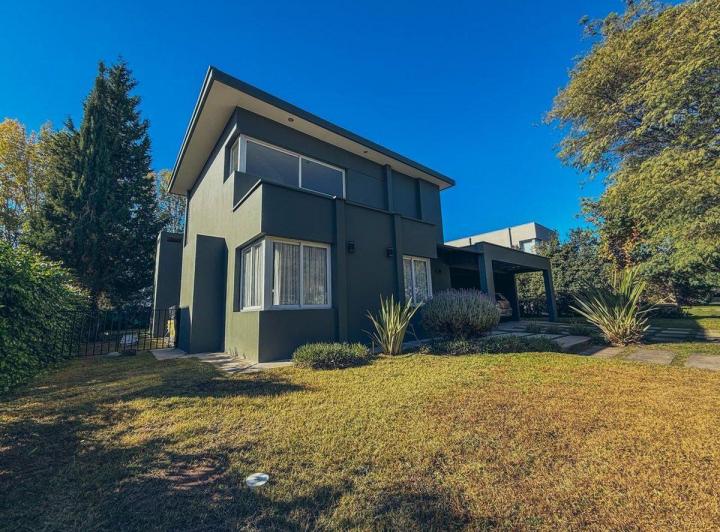 Casa · 350m² · 8 Ambientes · 2 Cocheras