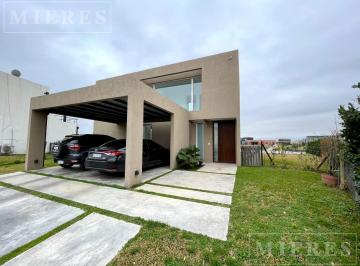 Casa · 144m² · 4 Ambientes · 4 Cocheras · Casa en Venta a Laguna Area 7 Barrio San Sebastian