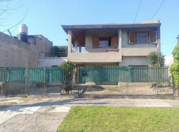 Casa · 115m² · 5 Ambientes · 1 Cochera · Casa en Lanus Oeste, Dos Pisos y Lista P/ Mudarte