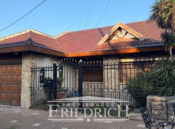 Casa · 183m² · 4 Ambientes · 4 Cocheras · Casa en Venta - Moròn - Acepta Vehiculo en Parte de Pago