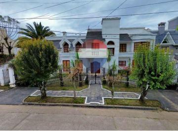 Casa · 450m² · 11 Ambientes · 1 Cochera · Venta Casa Ciudad de Nieva 4 Dorm