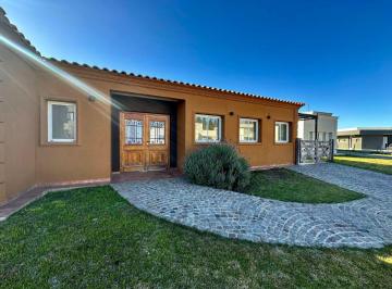 Casa de 4 ambientes, Esteban Echeverría · Casa en Venta en Santa Ines de Canning! 3 Dorm., Piscina y Fondo Libre Sin Vecinos Atras!