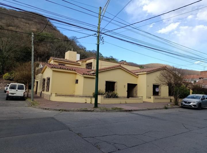 Casa · 250m² · 4 Ambientes · 1 Cochera