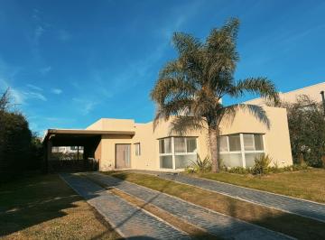 Casa · 175m² · 4 Ambientes · 4 Cocheras · San Sebastian - Casa de 3 Dorm. con Pileta en Venta y Alquiler - Barrio Cerrado, Funes