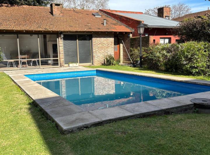Casa · 300m² · 6 Ambientes · 1 Cochera