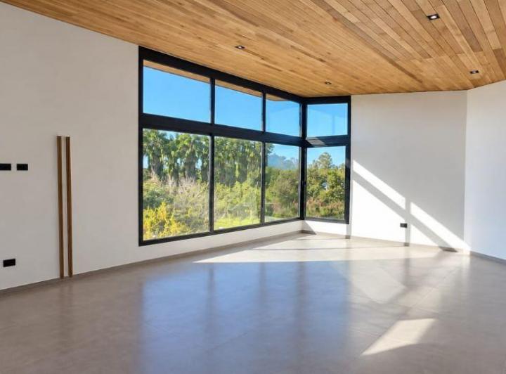 Casa · 365m² · 6 Ambientes · 2 Cocheras